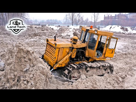 Видео: Советский бульдозер Т-130 ЧТЗ - работа по уборке снега зимой! Обзор трактора!
