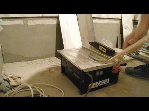 Видео: Запил плитки под 45 градусов на маленьком станке.