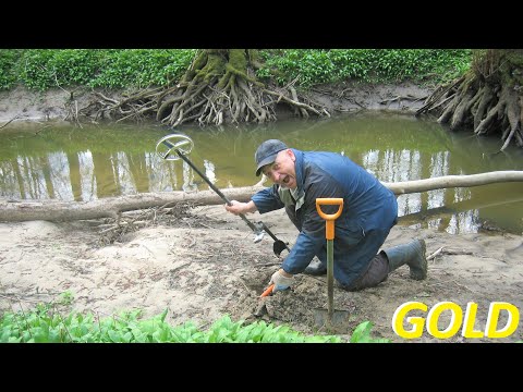 Видео: РЕДКИЙ СЛУЧАЙ! "СУМАСШЕДШИЙ" С МЕТАЛЛОДЕТЕКТОРОМ КОПАЕТ СТАРИННУЮ ЗАБРОШКУ!