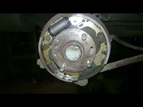 Видео: Kia Spectra(Киа Спектра)2008 год замена задних тормозных колодок и цилиндров.