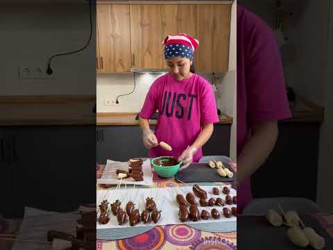 Видео: Клубника банан финики в шоколаде😋