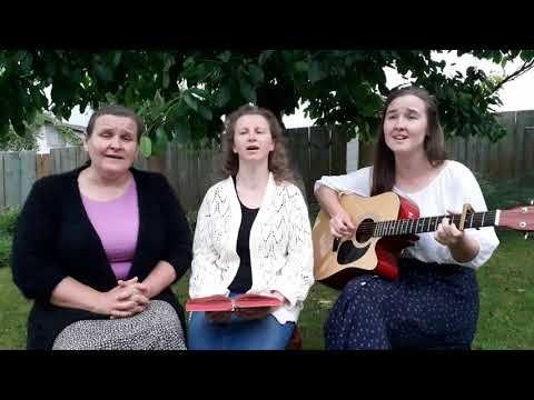 Видео: Тихий вечер, закат нежно-розовый - Кравці (Люба, Галя і Ліля)