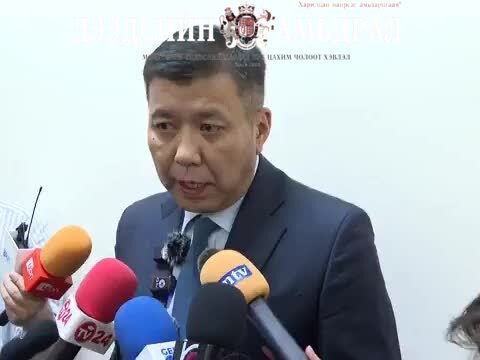 Видео: Л.Оюун-Эрдэнэ, Ч. Номин нарын "Дээлээ нөмрөх"