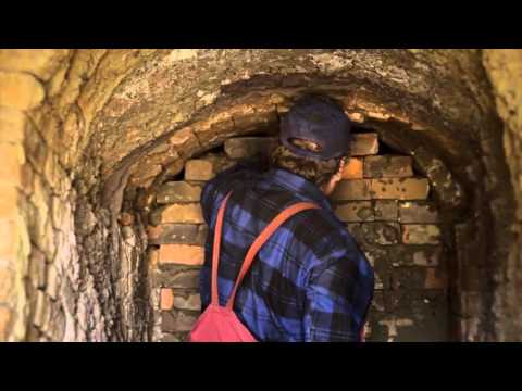 Видео: Производство керамической черепицы Heritage: традиционная гончарская формовка