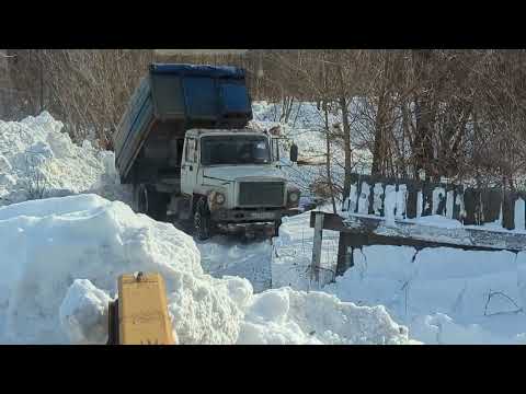 Видео: 🛻🛻 Чищу площадку для снега. Гружу Газ, КАМАЗ,Shacman🛻