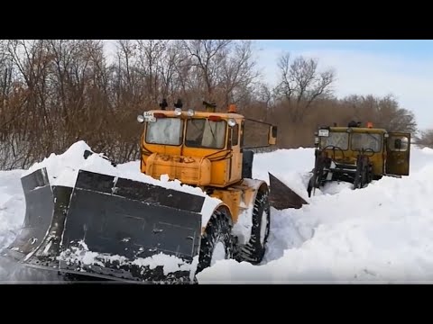 Видео: Трактор Кировец. Жесть, всё забило. Пробиваемся на дальнюю скважину.