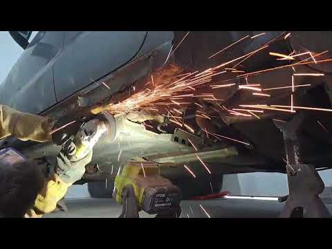 Видео: Замена порога VW Polo, ремонт ржавчины. Установка новой накладки порога. Ремонт кузова.