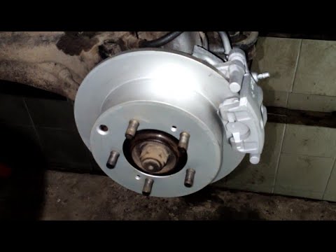 Видео: Mitsubishi outlander замена задних тормозных колодок и дисков.