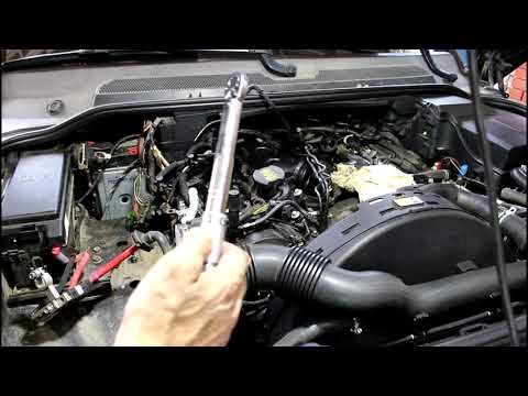 Видео: Замена правой клапанной крышки на Land Rover Discovery 4 3,0  Ленд Ровер Дискавери 4 2009 г  3часть