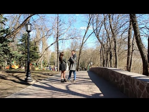 Видео: Как познакомиться с девушкой на улице?  Знакомство в парке 100% Честное видео