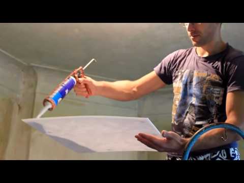 Видео: Как правильно клеить потолочную плитку