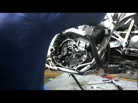 Видео: Замена цепи ГРМ на Suzuki Djebel 250