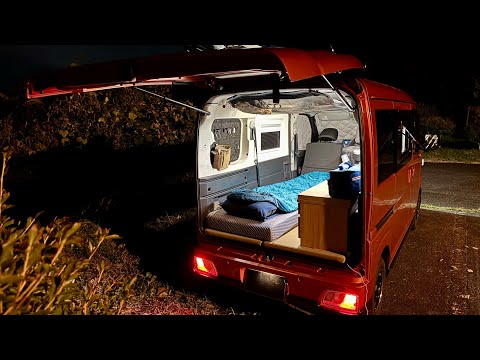 Видео: Одиночный кемпинг в мини-автомобиле в горах