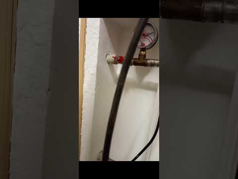 Видео: Замена радиатора с принудительной циркуляцией 🆘🕒📝🌡️💵🎰