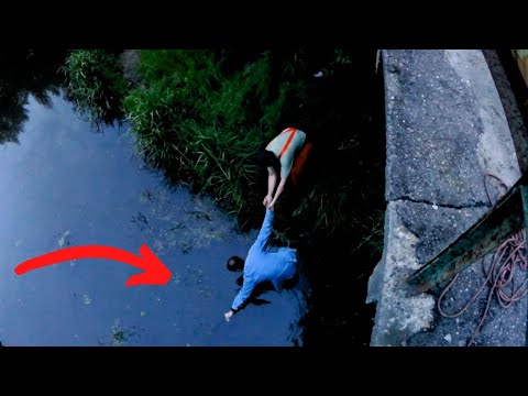 Видео: Пришлось лезть в воду чтобы вытащить это.... Улов на поисковый магнит 🧲