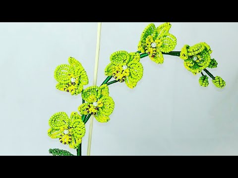 Видео: Орхидея малышка из бисера. Часть 1. МК от Koshka2015 - цветы из бисера, бисероплетение Цветы, листья
