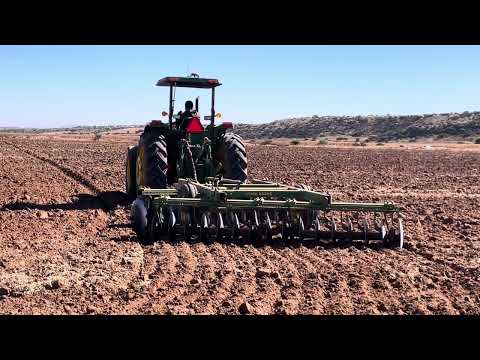Видео: 32-дисковая борона // Трактор John Deere 6603 с турбонаддувом