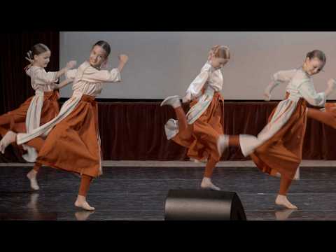 Видео: "Девки гуляют". Народный стилизованный танец. Возраст 11-13 лет.