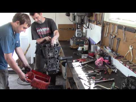 Видео: Часть1 Lada Samara Я его слепила из того что было.Ремонт 2108 ( замена седла клапана.фрезеровка ГБЦ