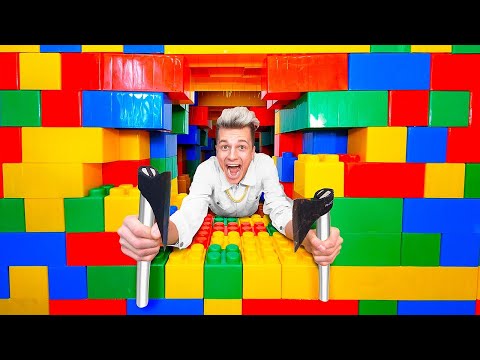 Видео: МЕНЯ ЗАКРЫЛИ в 100 СЛОЕВ ЛЕГО, НО КАК Я ВЫБРАЛСЯ?