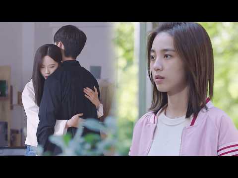 Видео: Девушка видит, как парень обнимает первую любовь, и уходит со слезами.