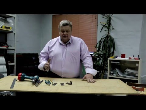 Видео: Встраивание фартука на кровле из металлочерепицы с использованием уплотняющего кляммера.