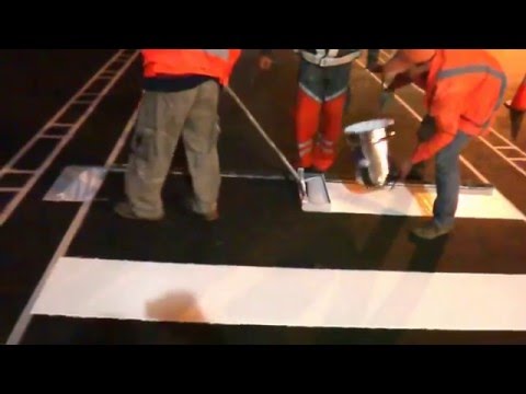 Видео: Нанесение пешеходника холодным пластиком