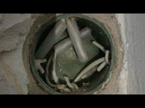 Видео: Отрезал провода в одной комнате — света нет и в другой | Будни Электрика ⚡