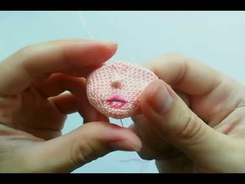 Видео: Вышивка губ вязаной кукле.