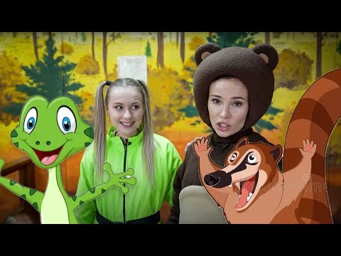 Видео: Животные в зоопарке | Алиса и Медведь играют в парке Сказка