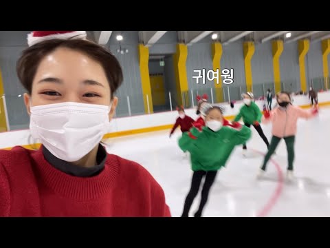 Видео: Фигурные фигуристы играли в игры с кальмарами. Это Рождество.