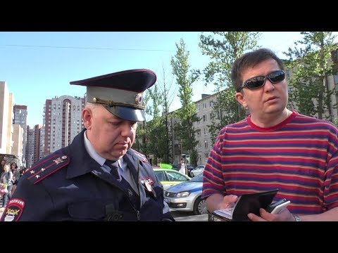 Видео: Санкт-Петербург. Боевой петух сломал зонт и заставил ему отдать долг.