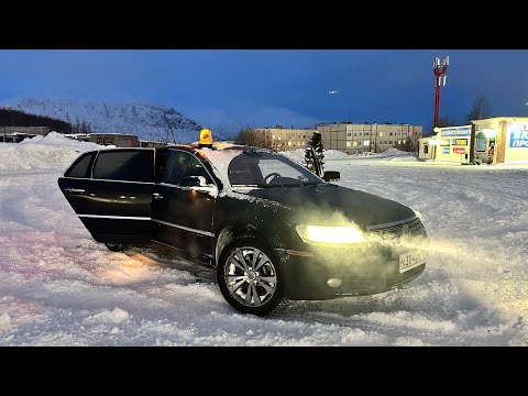 Видео: Volkswagen Phaeton V10 TDI и дрифт вокруг елки.