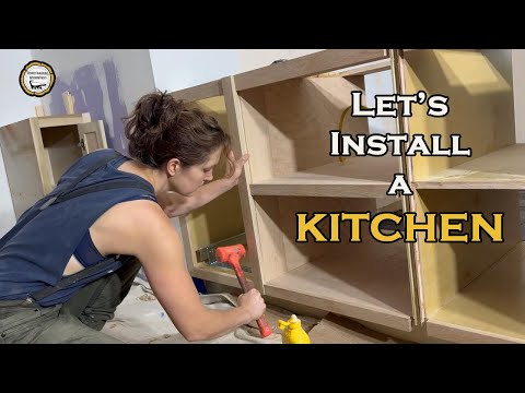 Видео: Как установить кухонные шкафы || Верхние и нижние