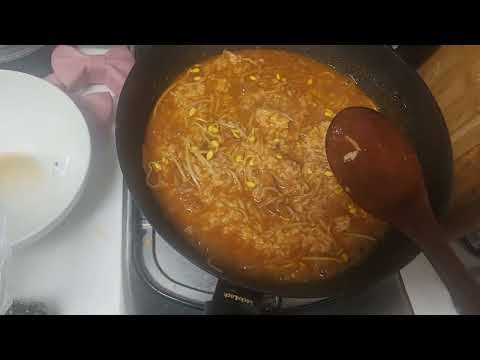 Видео: Жареный рис с сыром и ростками фасоли кимчи (приготовленный на бульоне из рагу из кимчи, который ...