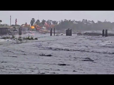 Видео: Мощные грязевые потоки обрушились на город на Тайване во время тайфуна