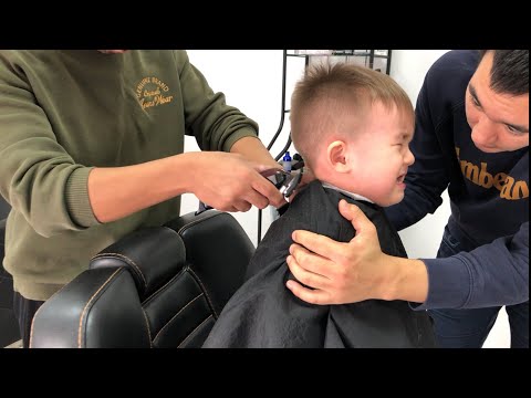 Видео: 💇ДЕТСКАЯ СТРИЖКА 💇 НЕ ДАЁТ СЕБЯ СТРИЧЬ🤣 КАК СТРИЧЬ РЕБЕНКА В ТАКОЙ СИТУАЦИИ