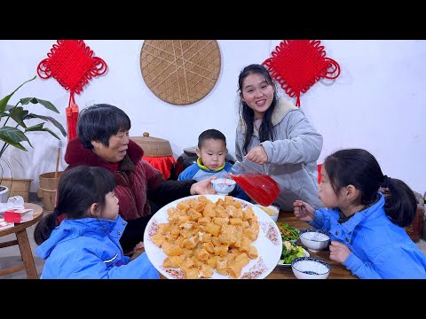 Видео: 125 кг клейкого риса варили в течение месяца, а затем съедали с вином и закусками.