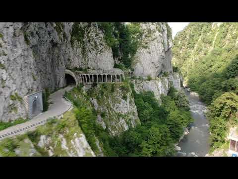 Видео: Красная Поляна, старая дорога. Падение камня - чудом все остались живы
