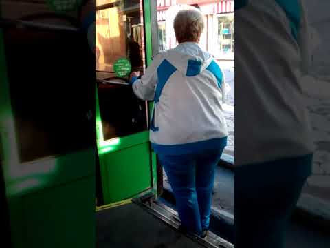 Видео: Новосибирск. Конфликт в троллейбусе.