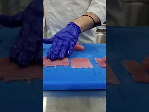 Видео: Как нарезать рыбу для суши. Как солить рыбу.