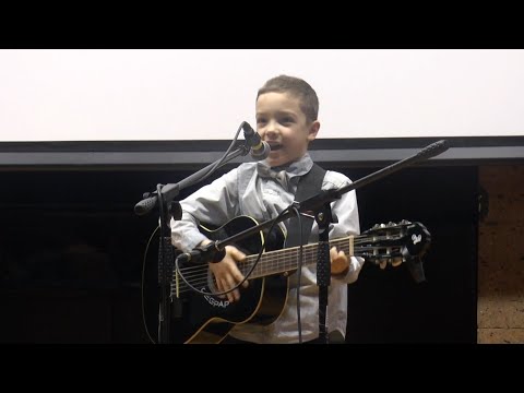 Видео: Саша Перепелица. 8 лет. Поет песни Владимира Высоцкого