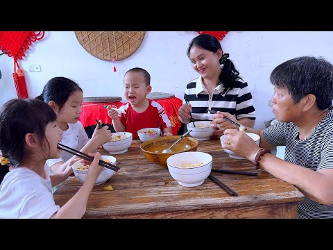 Видео: Семья ест томатную лапшу, и трое детей дерутся из-за нее.