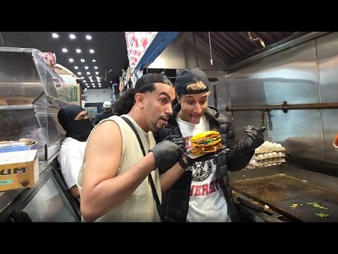 Видео: ТОТА впервые пробует резаный сыр!