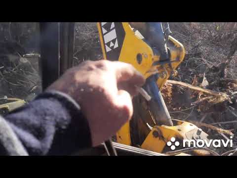 Видео: Экскаватор-погрузчик работает на болоте