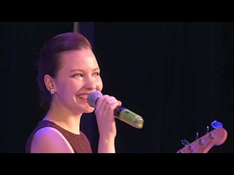 Видео: ДОБРЫЙ ВЕЧЕР (А ЧТО ЭТО ЗНАЧИТ). Ретро-группа "Мамина пластинка"