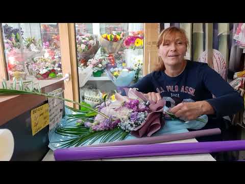 Видео: Собираем вытянутый букет.Упаковка букета. Лилия, георгины, эустома, дельфиниум,папоротник.Флористика