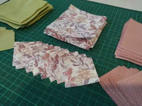 Видео: Всего ДВА КВАДРАТА и поляна цветов в итоге! {DIY мастер класс пэчворк}