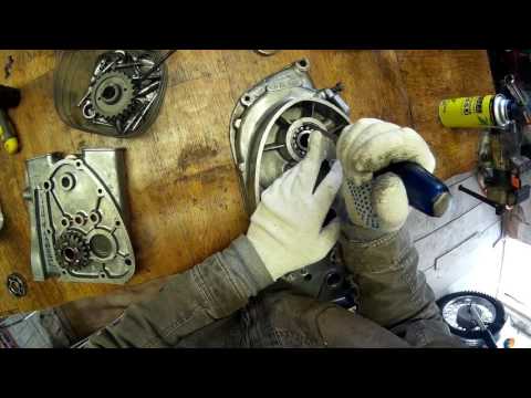 Видео: Установка коленвала и сборка двигателя Планета 5