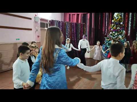 Видео: Новогодний праздник в 3Б классе школы #6 г.Рыбница